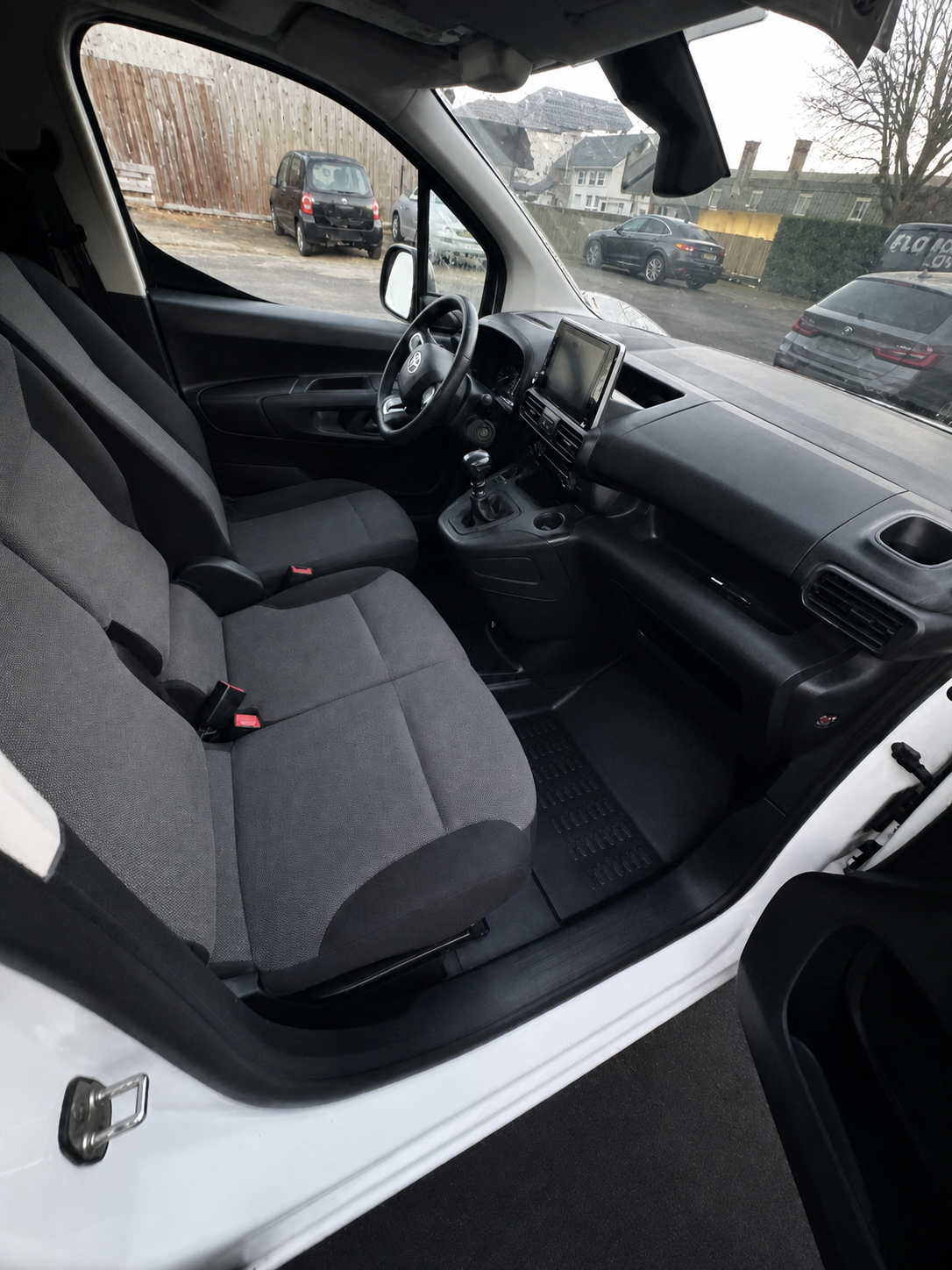 Gepflegter Fahrzeuginnenraum nach der Aufbereitung